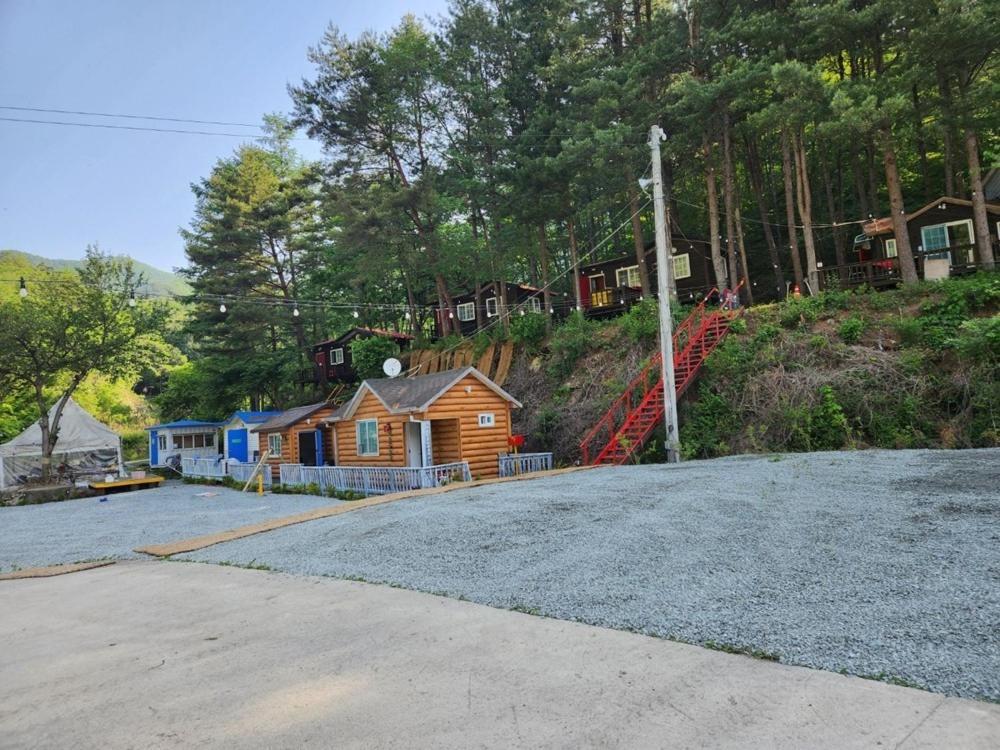 Hongcheon Gongjaksan Recreational Forest Pension Rum bild