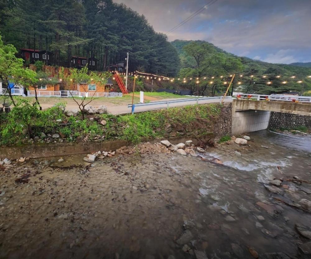 Hongcheon Gongjaksan Recreational Forest Pension Exteriör bild