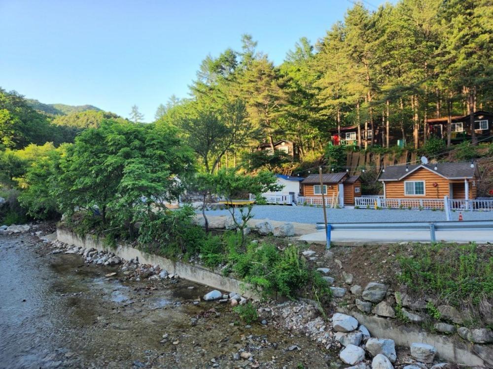 Hongcheon Gongjaksan Recreational Forest Pension Exteriör bild